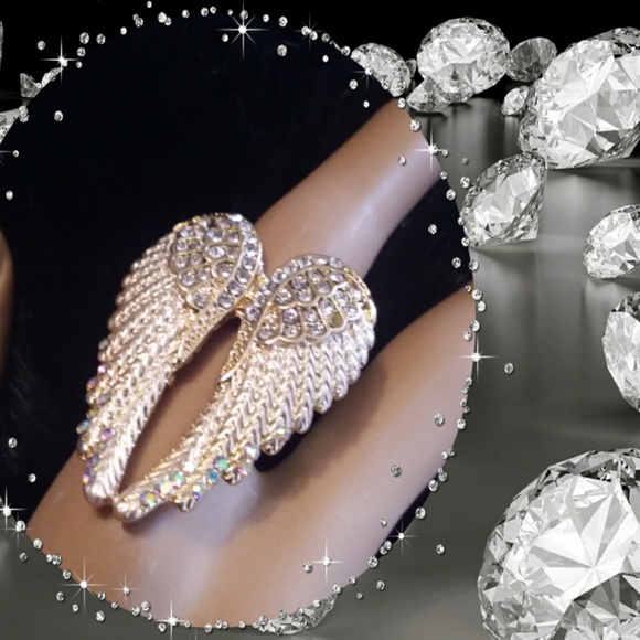 Jewelry - Angel wing rhinestone  stretch ring. Gold